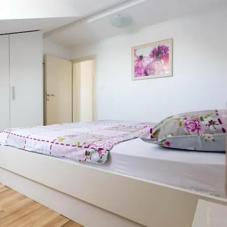Helle Mit Moderner Einrichtung In Angenehmen Farben Mit Balkon Und Meerblick * Štikovica