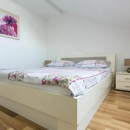 Apartamento Helle Mit Moderner Einrichtung In Angenehmen Farben Mit Balkon Und Meerblick Štikovica
