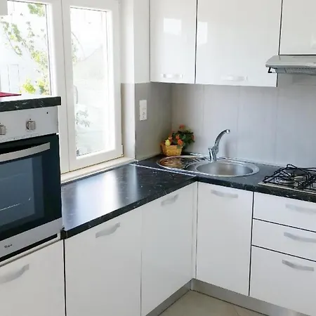 Helle Mit Moderner Einrichtung In Angenehmen Farben Mit Balkon Und Meerblick * Štikovica