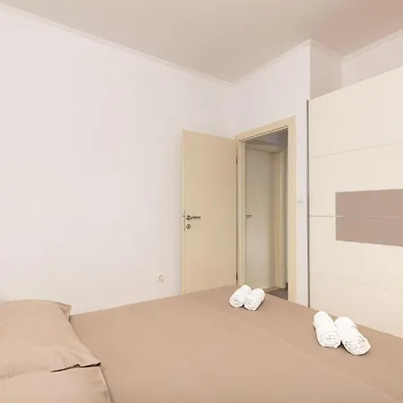 Helle Mit Moderner Einrichtung In Angenehmen Farben Mit Balkon Und Meerblick Apartment Stikovica