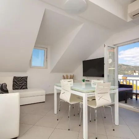 Apartment Helle Mit Moderner Einrichtung In Angenehmen Farben Mit Balkon Und Meerblick