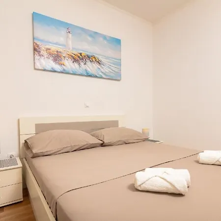 Helle Mit Moderner Einrichtung In Angenehmen Farben Mit Balkon Und Meerblick