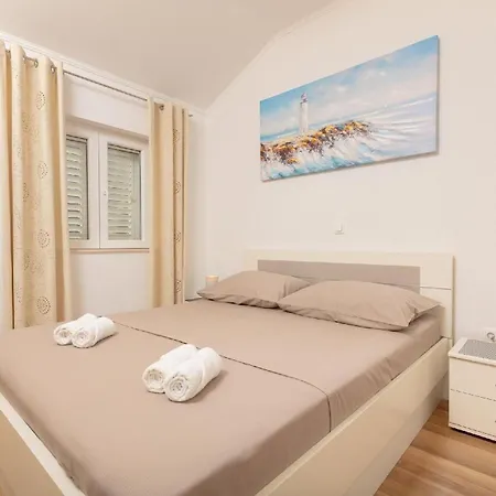Διαμέρισμα Helle Mit Moderner Einrichtung In Angenehmen Farben Mit Balkon Und Meerblick